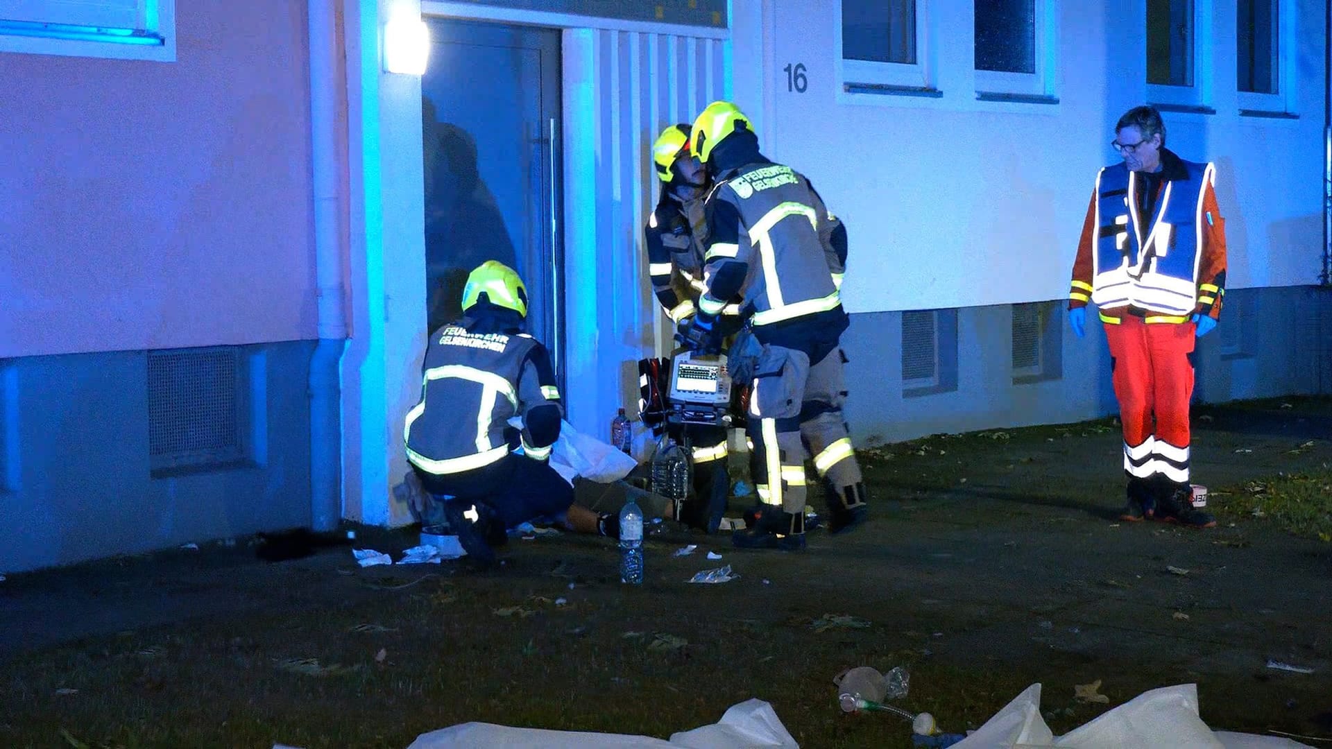 Rettungskräfte sind in Gelsenkirchen im Einsatz: Bei einer Massenschlägerei ist ein Mann durch Stiche so schwer verletzt worden, dass er kurz darauf im Krankenhaus starb. Rettungskräfte sind in Gelsenkirchen im Einsatz: Bei einer Massenschlägerei ist ein Mann durch Stiche so schwer verletzt worden, dass er kurz darauf im Krankenhaus starb.