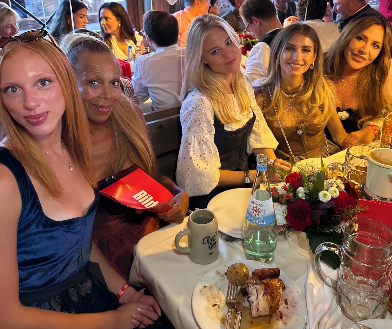 Anna und Angela Ermakova, Larissa Marolt, Cathy Hummels und Simone Thomalla saßen beim Oktoberfest zusammen an einem Tisch.