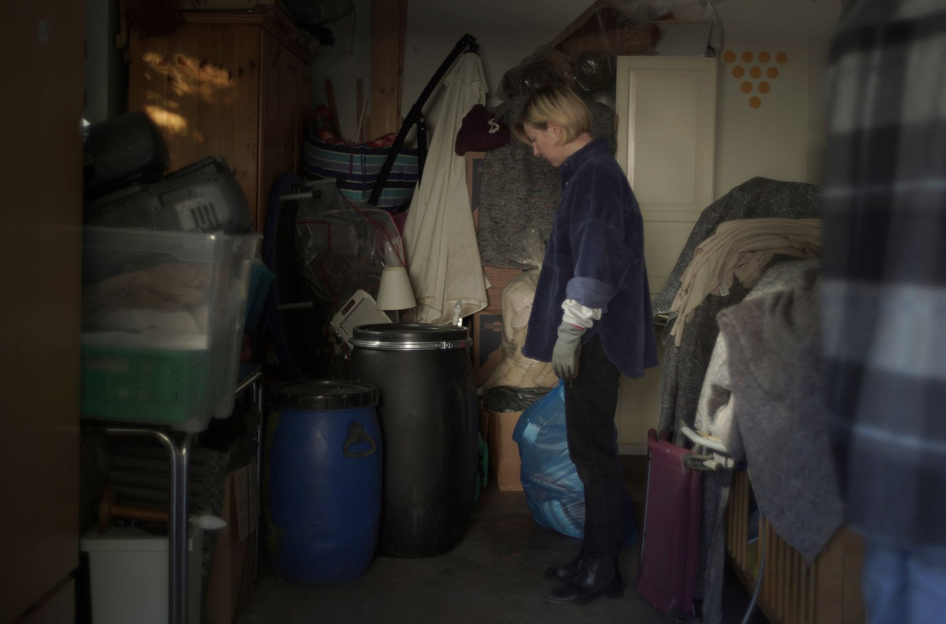 "Tatort: Dunkelheit": Michaela Zeller (Anna Drexler) macht eine verstörende Entdeckung in der Garage ihres verstorbenen Vaters.
