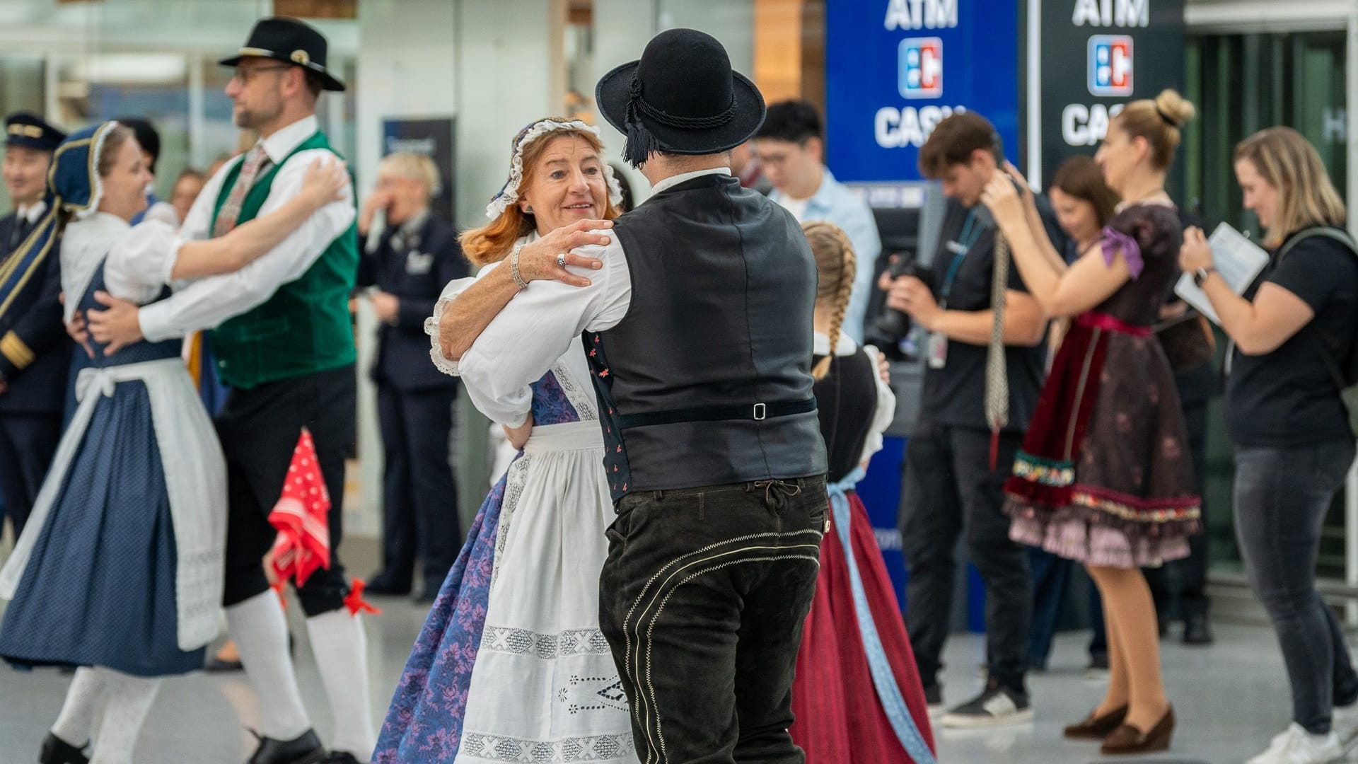 Walzer im Wartebereich: Tänzer in Tracht eröffnen am Münchner Flughafen mit traditionellem Volkstanz die Wiesn-Saison – zur Freude von anwesenden Passagieren. Walzer im Wartebereich: Tänzer in Tracht eröffnen am Münchner Flughafen mit traditionellem Volkstanz die Wiesn-Saison – zur Freude von anwesenden Passagieren.