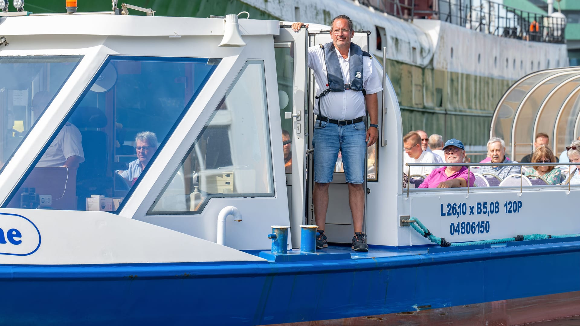 Matrose Mark Lippert ist Gästeführer auf dem Schiff. Eigentlich stammt aus dem Vertrieb. Matrose Mark Lippert ist Gästeführer auf dem Schiff. Eigentlich stammt aus dem Vertrieb.