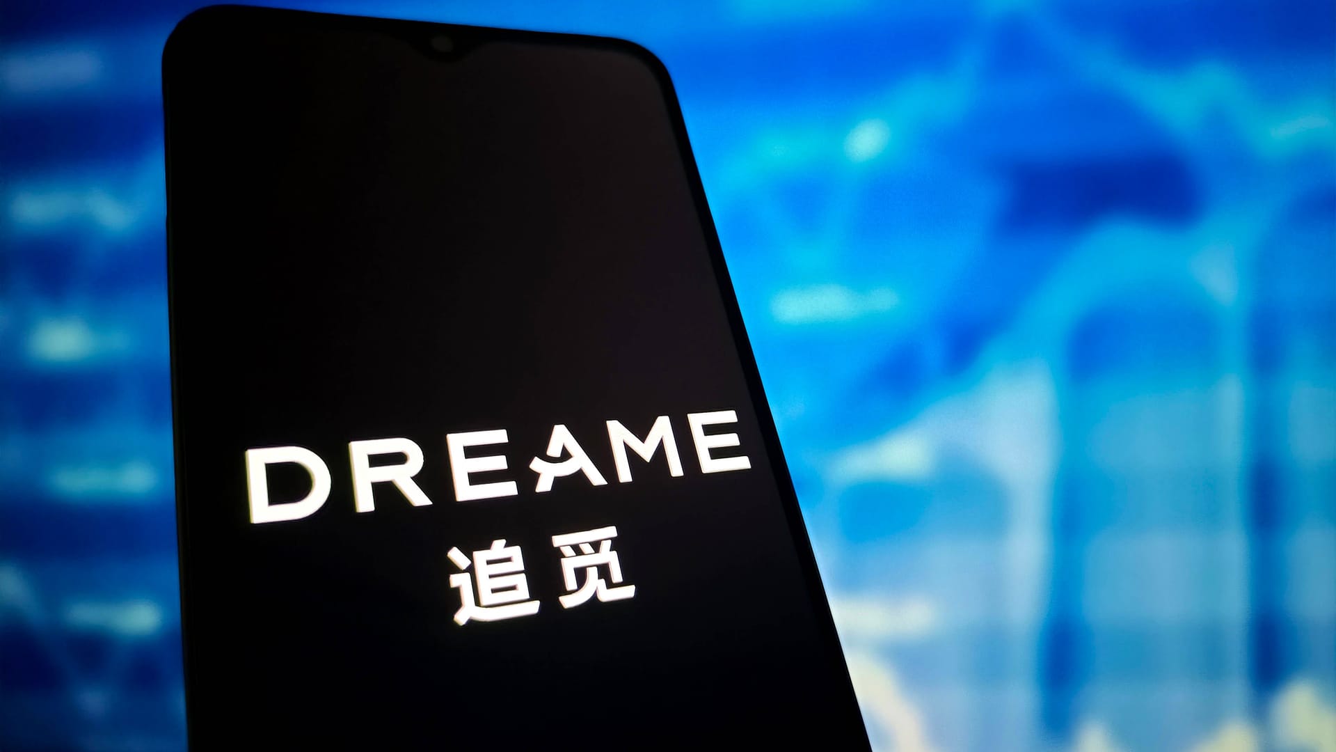 Dreame-Logo auf einem Smartphone: Der chinesische Staubsaugerhersteller möchte gern in Europa mit dem Bau von Elektroautos Fuß fassen.