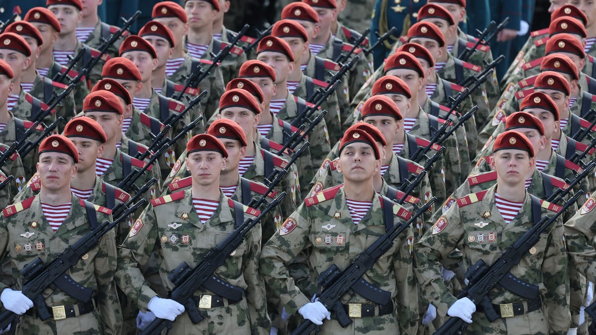 Rusija preusmerila gospodarstvo v vojno, gradi rezervno armado, medtem pa v Ukrajini umirajo ljudje v zračnih napadih