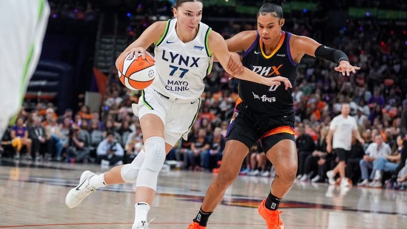 Minnesota Lynx-Stürmerin Maria Kliundikova (77) dribbelt an Phoenix Mercury-Stürmerin Satou Sabally (0) vorbei. Minnesota Lynx-Stürmerin Maria Kliundikova (77) dribbelt an Phoenix Mercury-Stürmerin Satou Sabally (0) vorbei.