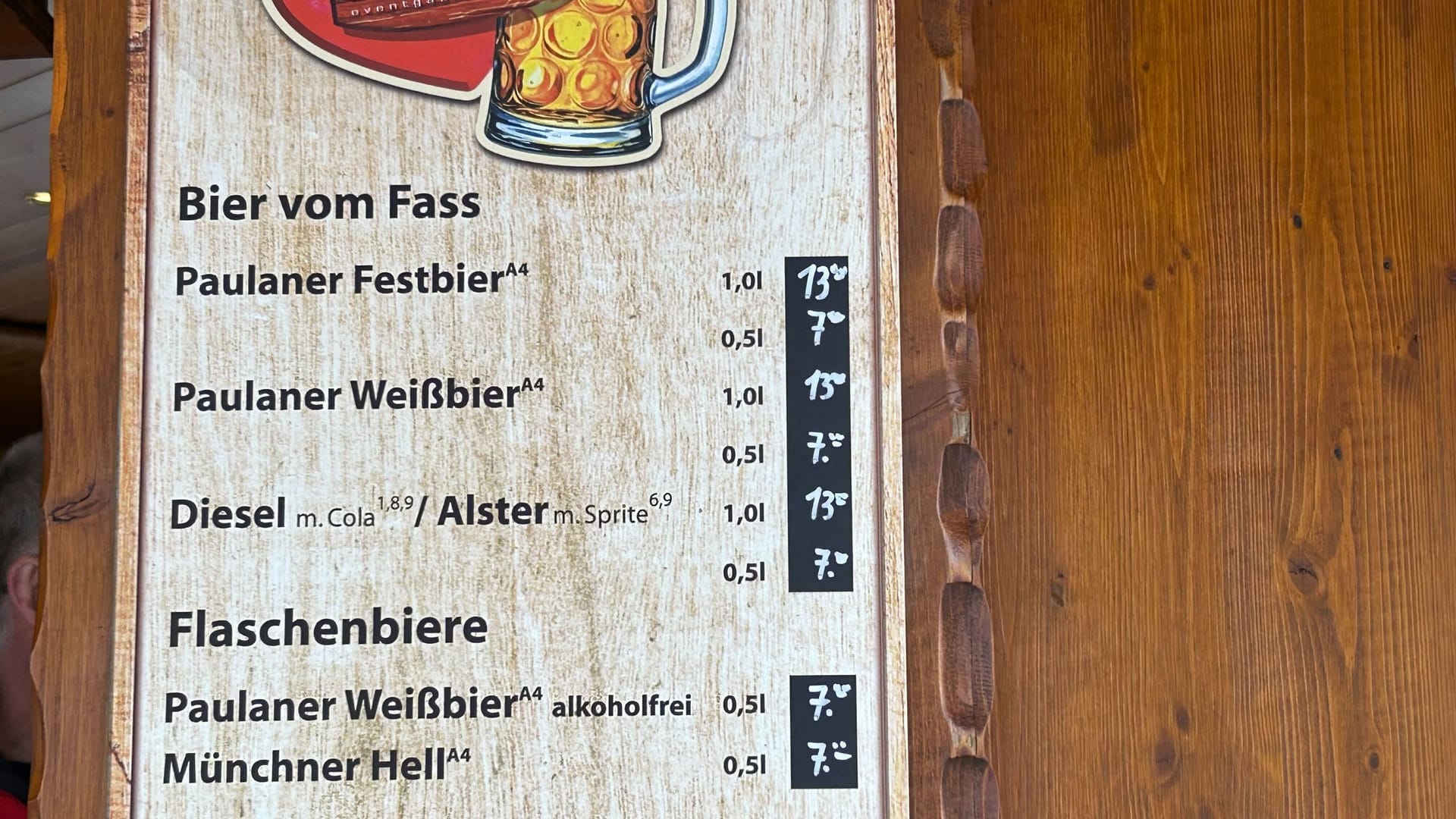 Die Preisliste für das Bier am Alexanderplatz: Für 13 Euro gibt es eine Maß. Die Preisliste für das Bier am Alexanderplatz: Für 13 Euro gibt es eine Maß.