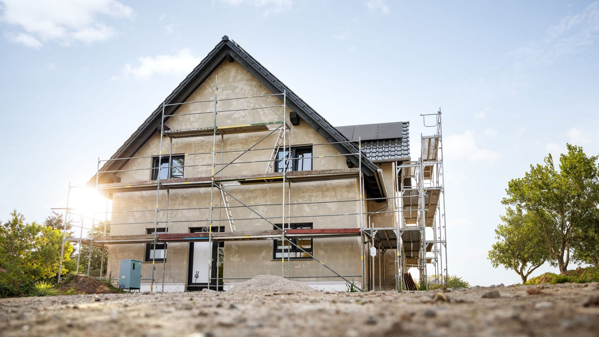 Haus im Bau: In Deutschland sind die Bauzinsen trotz bester Kreditwürdigkeit hoch.