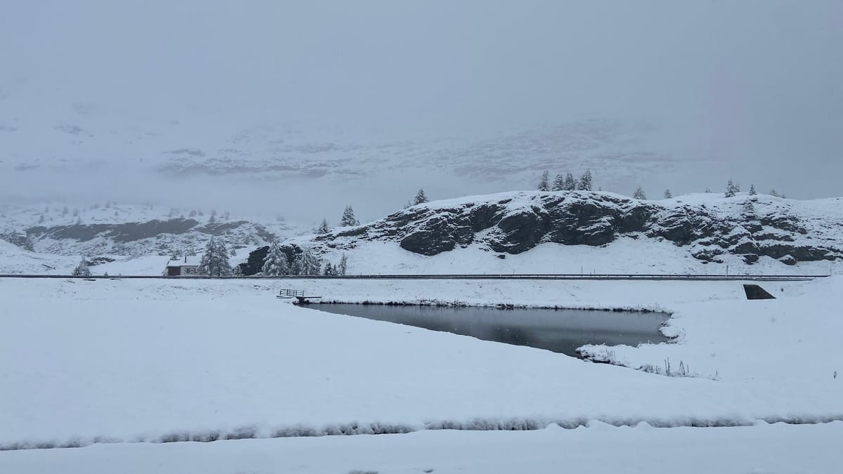 Alplerde kışın başlangıcından sonra kar – Gotthard Pass kapalı