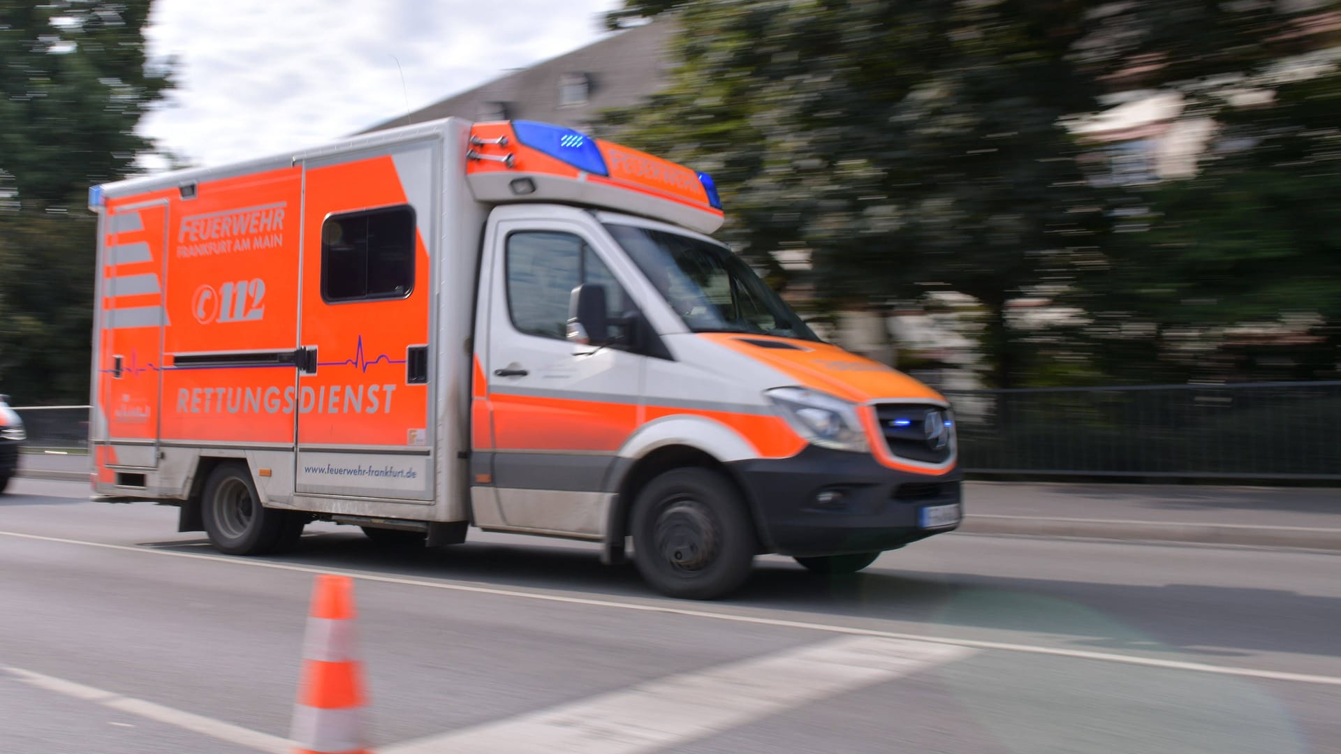Ein Rettungswagen in Frankfurt (Archivbild): Der Mann kam zur weiteren Behandlung in ein Krankenhaus.