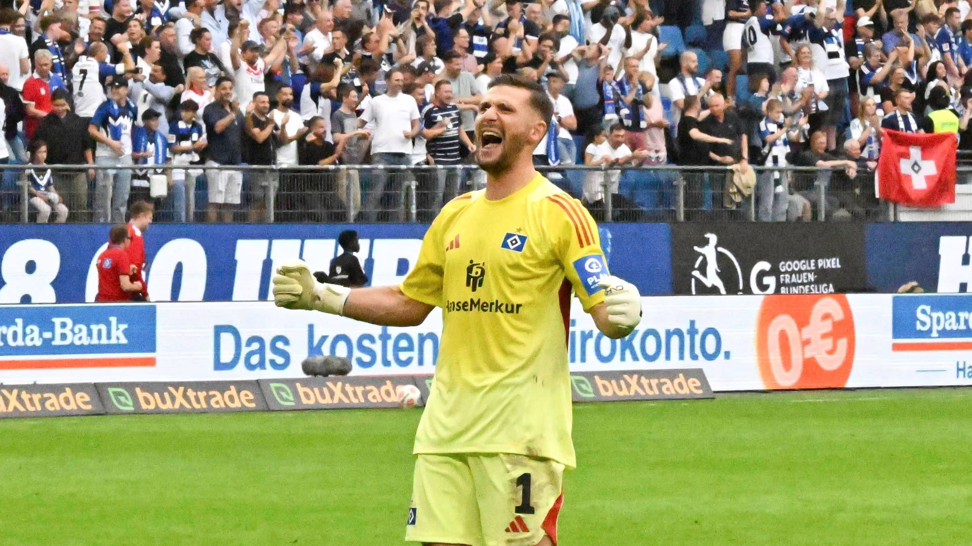 HSV-Torwart Daniel Heuer Fernandes feiert den Heimsieg gegen Heidenheim: Am Sonntag wartet Union Berlin. HSV-Torwart Daniel Heuer Fernandes feiert den Heimsieg gegen Heidenheim: Am Sonntag wartet Union Berlin.