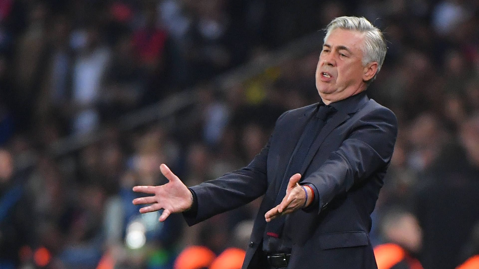 Machtlos an der Seitenlinie: Carlo Ancelotti beim 0:3 des FC Bayern in Paris im September 2017. Machtlos an der Seitenlinie: Carlo Ancelotti beim 0:3 des FC Bayern in Paris im September 2017.