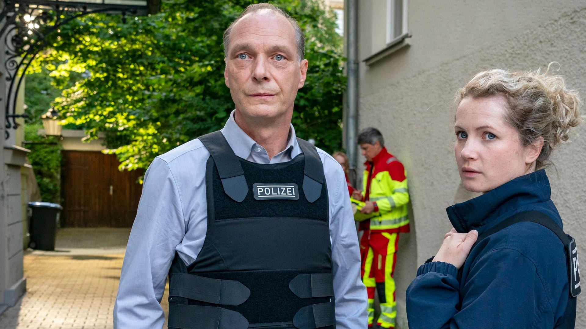 "Tatort: Siebenschläfer" aus Dresden: Peter Schnabel (Martin Brambach) und Leonie Winkler (Cornelia Gröschel) vor der Praxis von Dr. Michael Brückner.