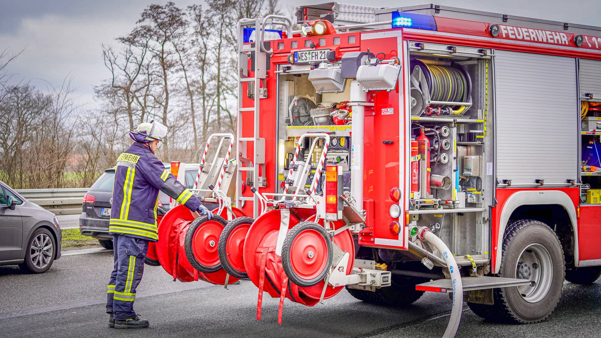Löschfahrzeug der Feuerwehr auf einer Autobahn (Symbolbild): Wie es zu dem Brand kam, ist noch nicht bekannt. Löschfahrzeug der Feuerwehr auf einer Autobahn (Symbolbild): Wie es zu dem Brand kam, ist noch nicht bekannt.