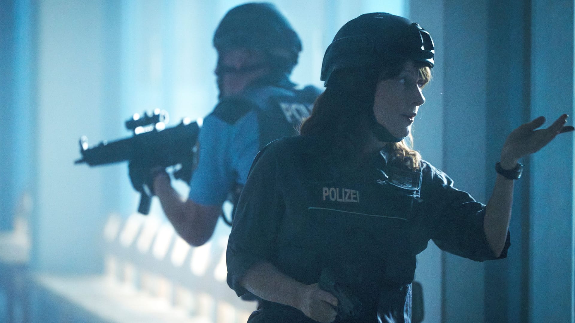 "Polizeiruf" aus Magdeburg: Brasch (Claudia Michelsen) schickt die Sanitäter zum Sekretariat, Schüsse sind zu hören.