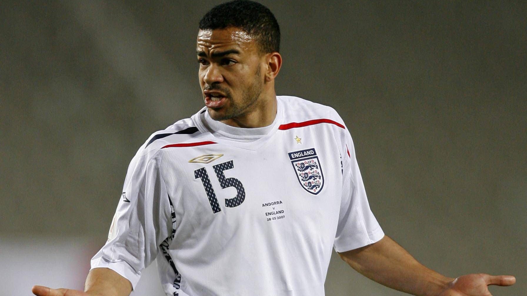 Kieron Dyer lief zwischen 1999 und 2007 für England auf, sein letztes Länderspiel machte er gegen Deutschland. Kieron Dyer lief zwischen 1999 und 2007 für England auf, sein letztes Länderspiel machte er gegen Deutschland.