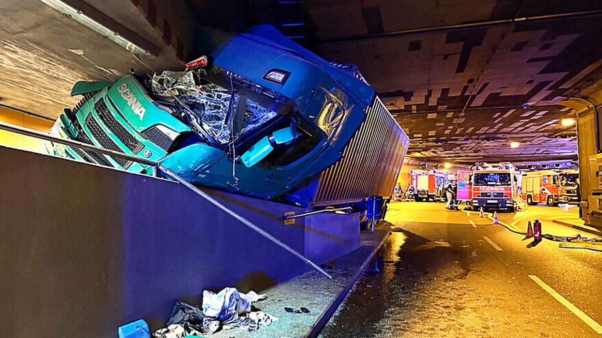 Berlin: Unfall und Sperrung im Tiergartentunnel – Lkw verkeilt sich