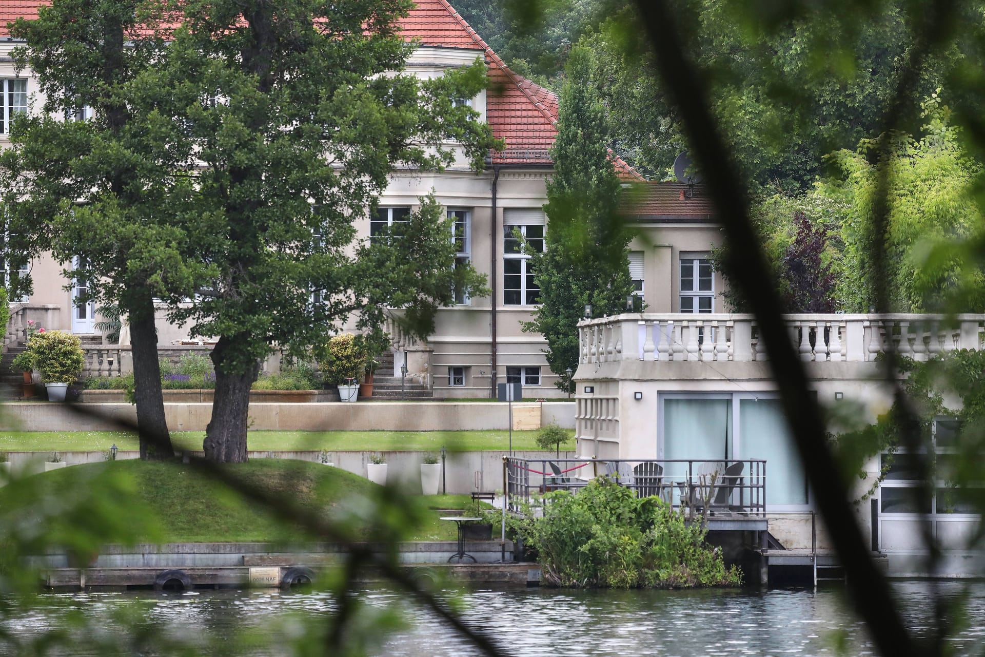 Villa "Adlon" (Archivbild): in der Nahcbarschaft des durch ein Treffen Rechtsextremer bekannt gewordene Gebäudes gab es am Mittwoch einen Polizeieinsatzes.