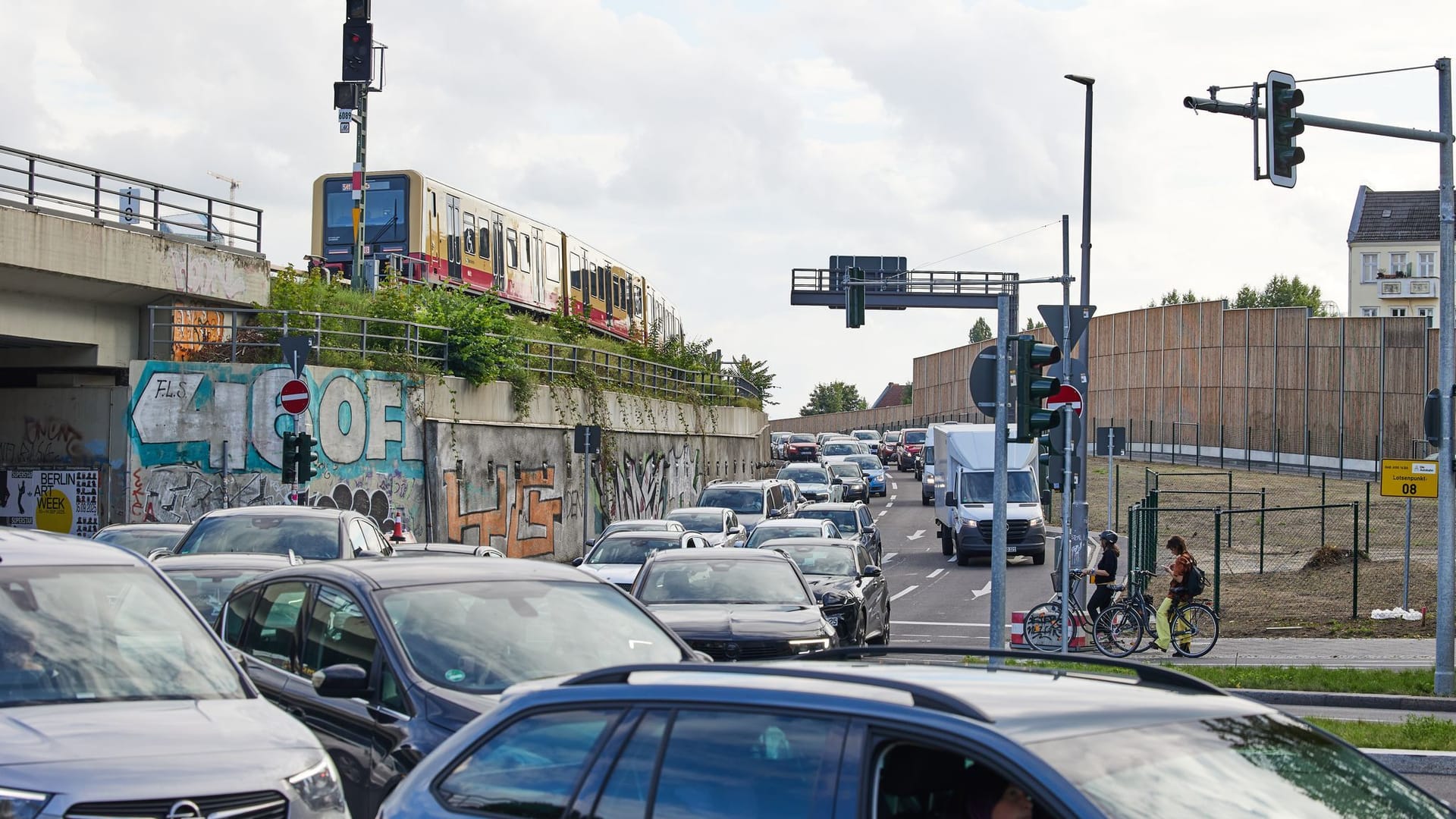Stau auf dem neuen Stück der Berliner Stadtautobahn A100. Stau auf dem neuen Stück der Berliner Stadtautobahn A100.
