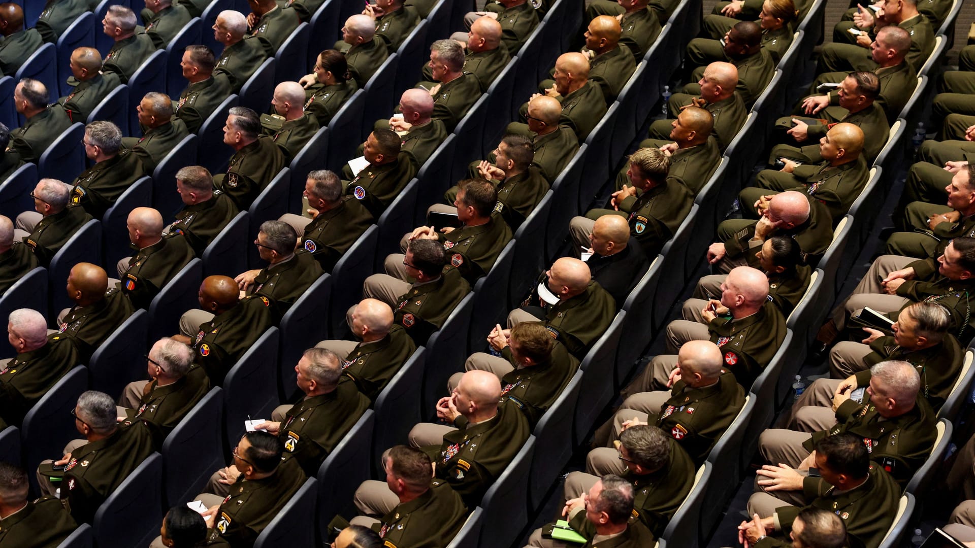 Die versammelte US-Generalität wurde von Stützpunkten aus der ganzen Welt nach Virginia beordert. Die versammelte US-Generalität wurde von Stützpunkten aus der ganzen Welt nach Virginia beordert.