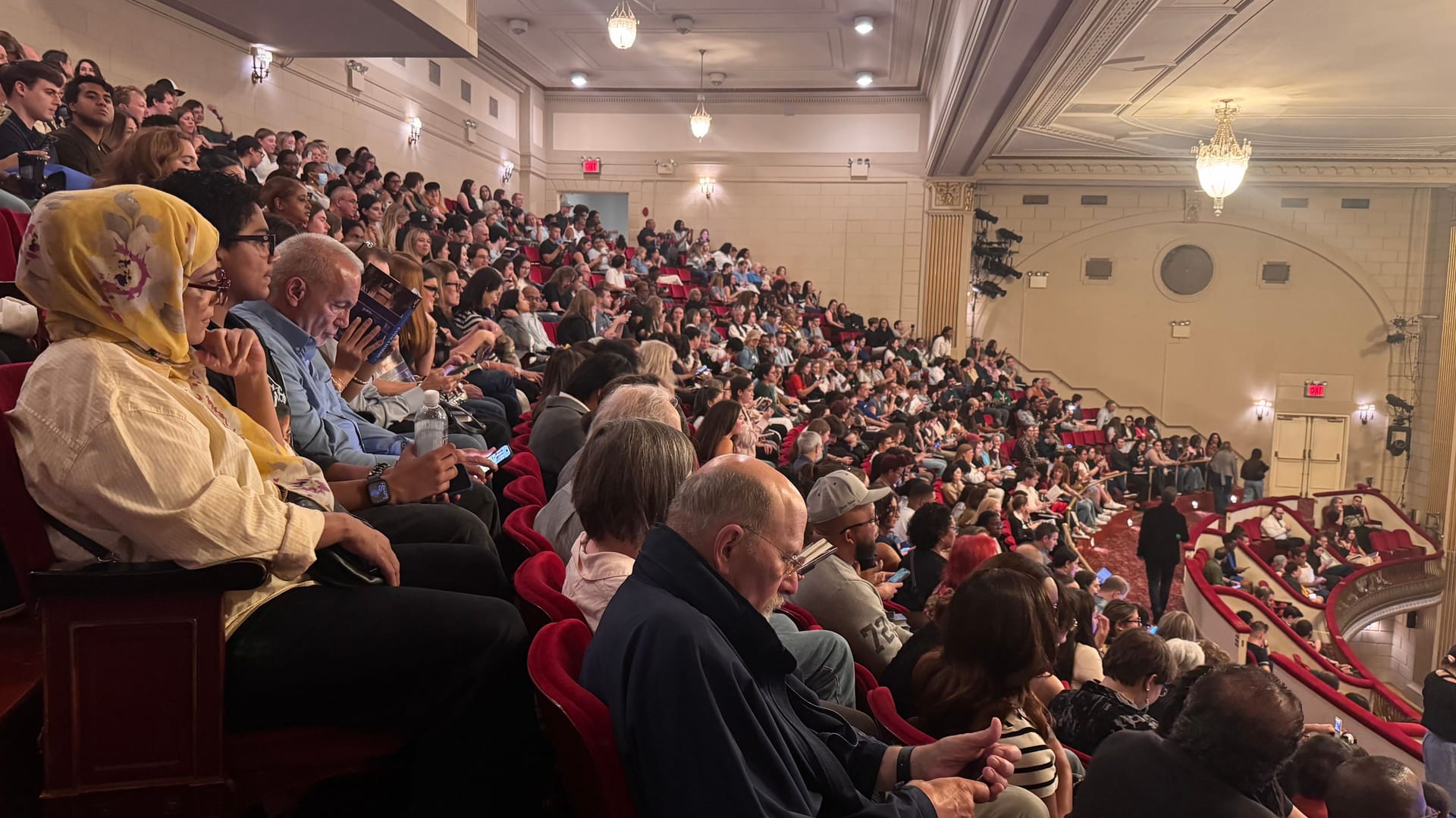 Volles Haus in New York: Bis auf einige Störer sind die meisten Besucher Fans von Kamala Harris.