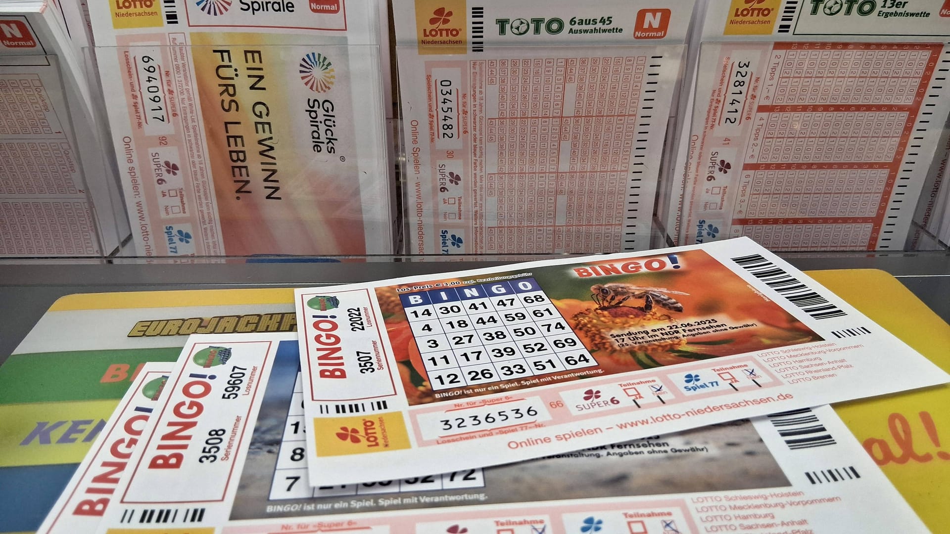 Bingo-Scheine in einer Lotto-Filiale (Symbolfoto): Ein Niedersachse ist am Wochenende zum Millionär geworden.