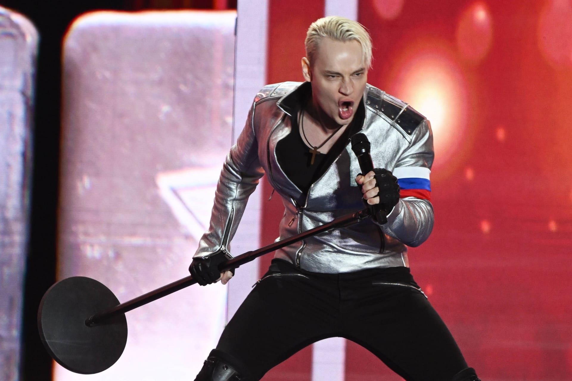 Der Sänger Schaman spielt ganz offen mit der Ästhetik des Dritten Reichs und sing dabei "Ich bin Russe".