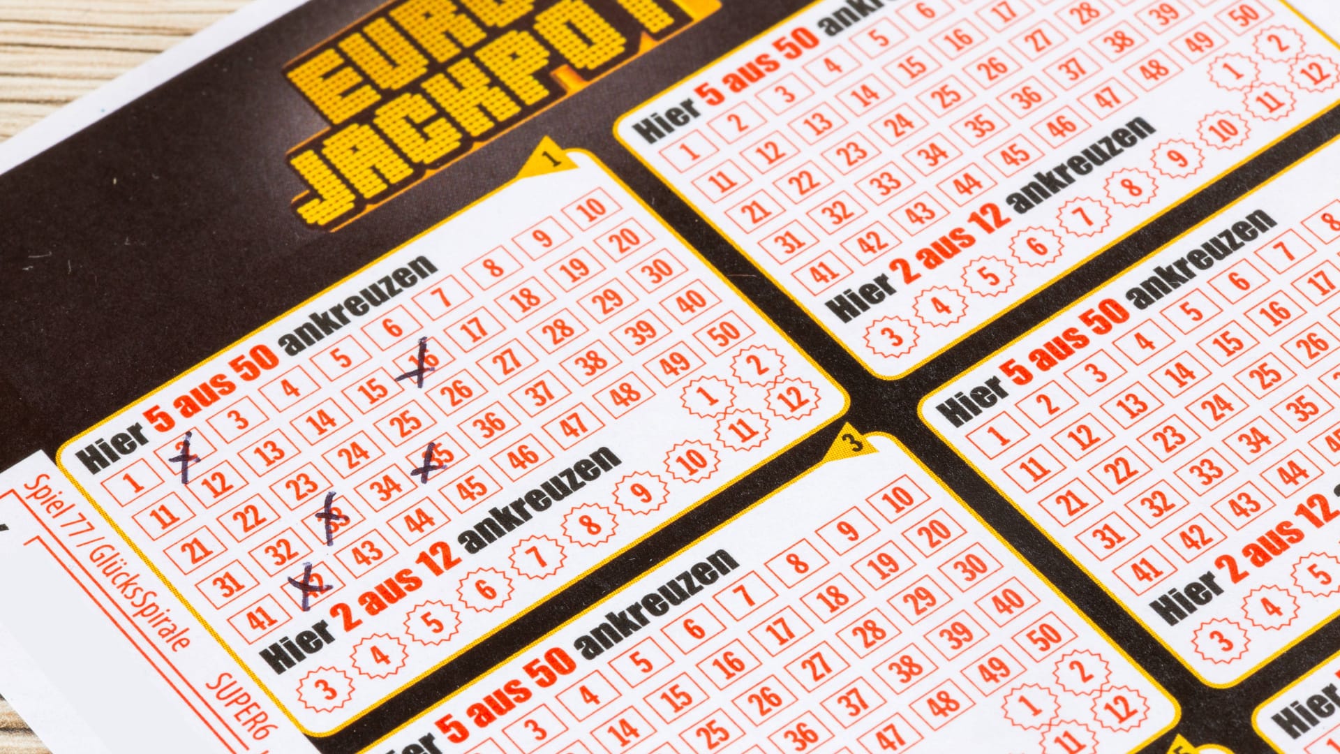 Kreuze auf einem Eurojackpot-Spielschein (Archivfoto): Im Rhein-Sieg-Kreis hat ein Unbekannter am Dienstag eine enorme Summe gewonnen. Kreuze auf einem Eurojackpot-Spielschein (Archivfoto): Im Rhein-Sieg-Kreis hat ein Unbekannter am Dienstag eine enorme Summe gewonnen.