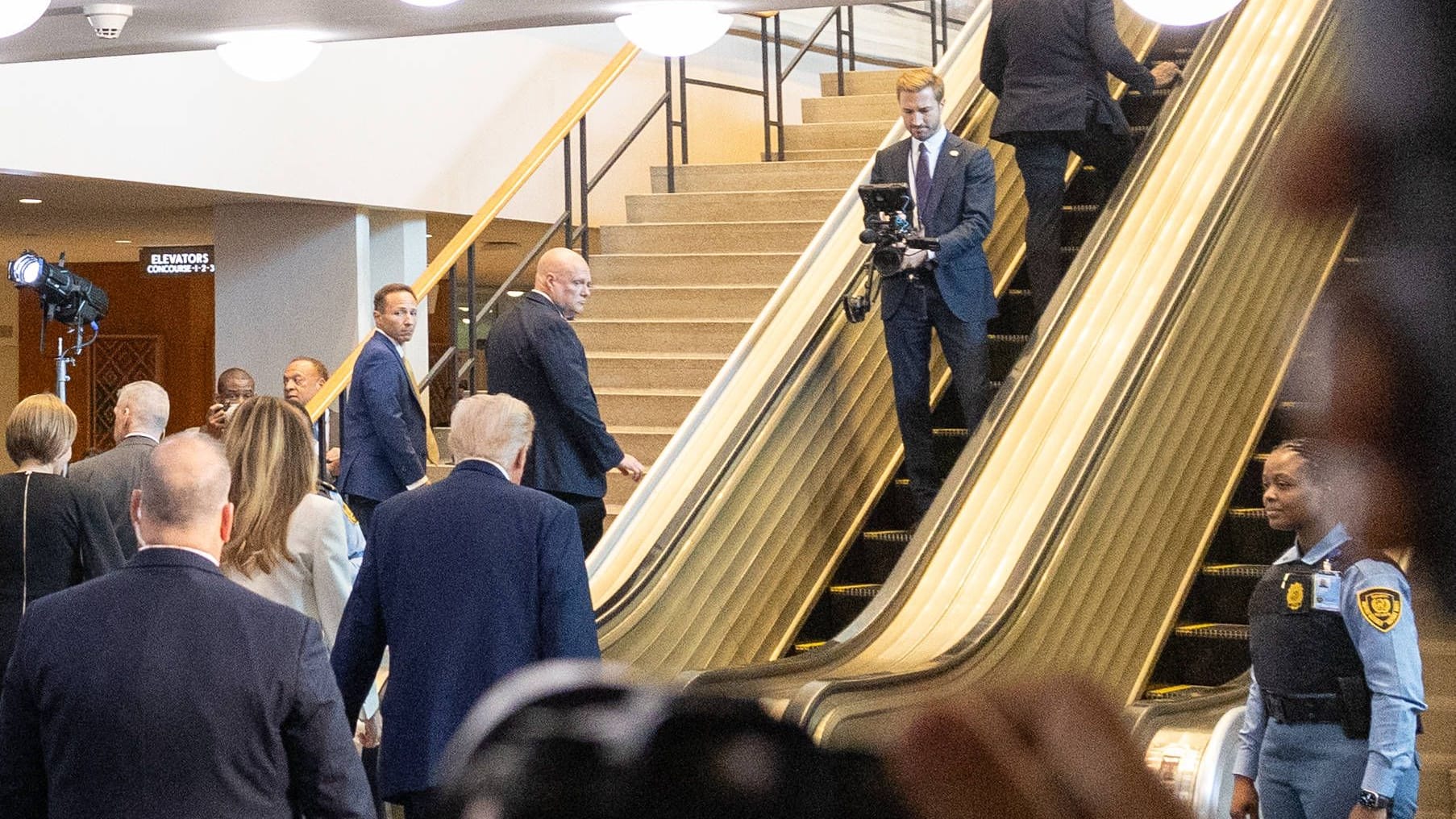 Gleich streikt die Rolltreppe: Donald und Melania Trump bei den Vereinten Nationen. Gleich streikt die Rolltreppe: Donald und Melania Trump bei den Vereinten Nationen.