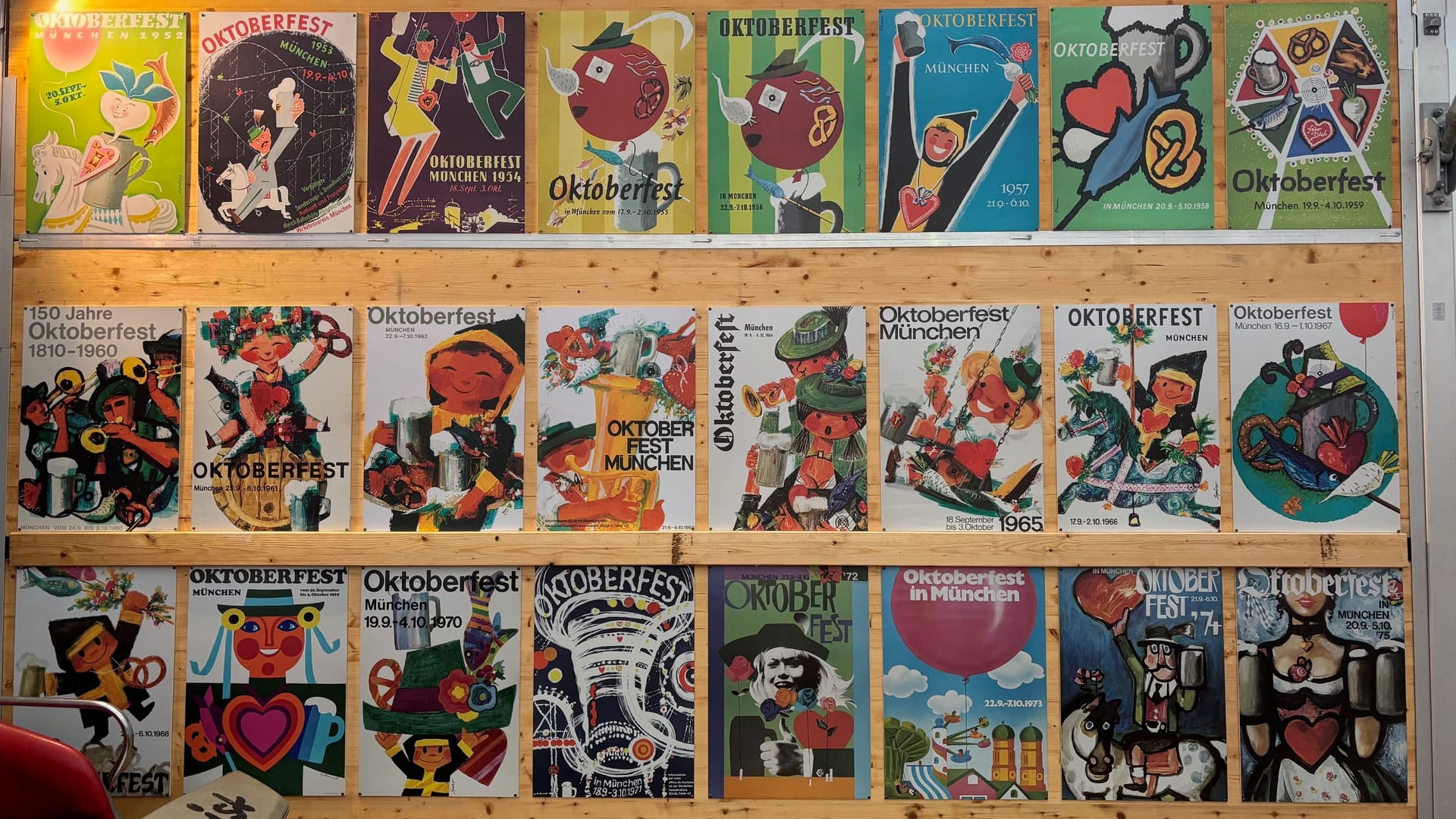 Wie sich die Oktoberfestplakate von 1952 bis 2017 verändert haben, sehen Besucher bei einer Sonderausstellung im Museumszelt. Wie sich die Oktoberfestplakate von 1952 bis 2017 verändert haben, sehen Besucher bei einer Sonderausstellung im Museumszelt.