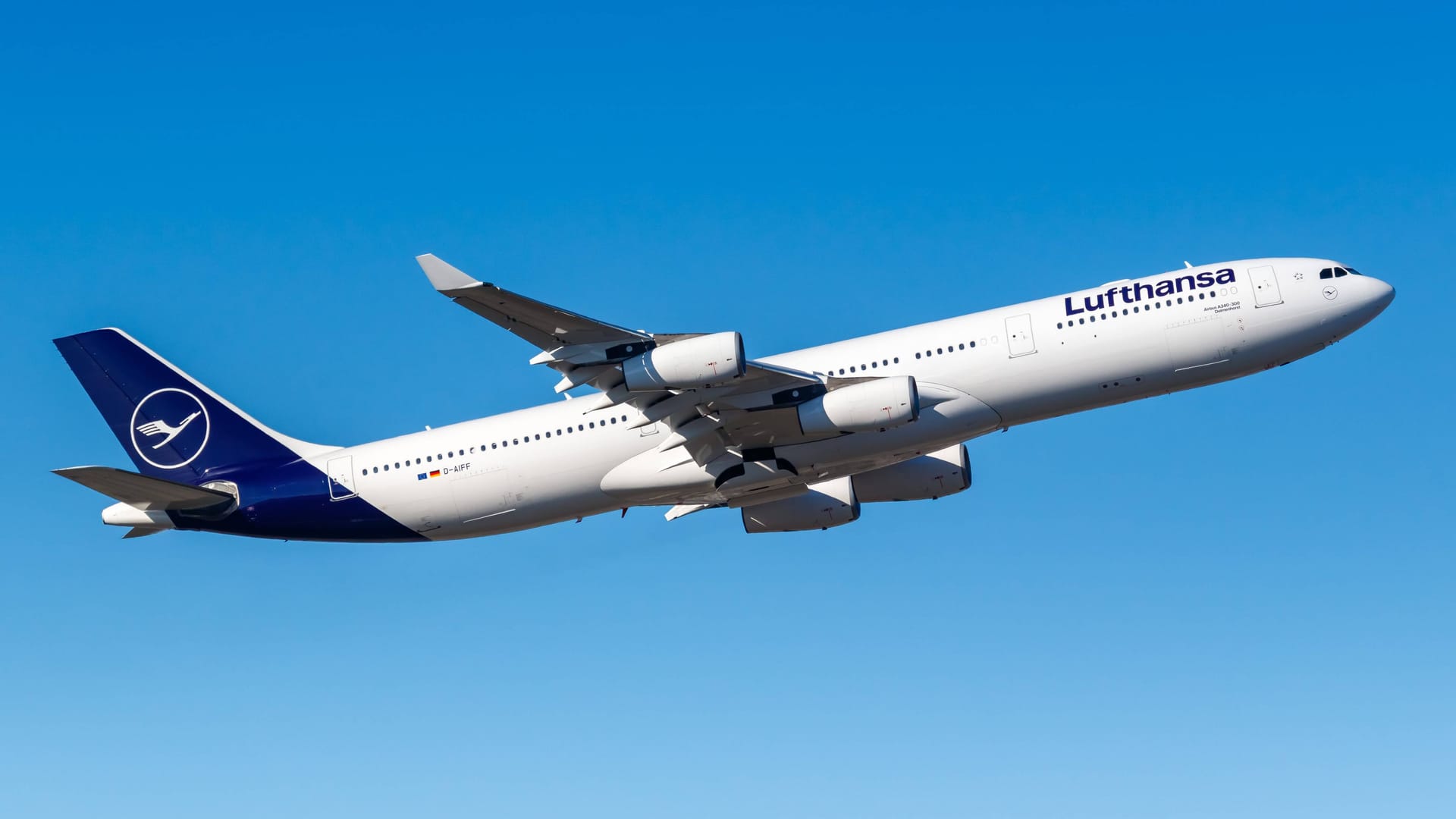 Ein Airbus A340-300 der Lufthansa (Archivbild): Die Piloten kehrten nach Abschaltung des Triebwerks nach Frankfurt zurück.