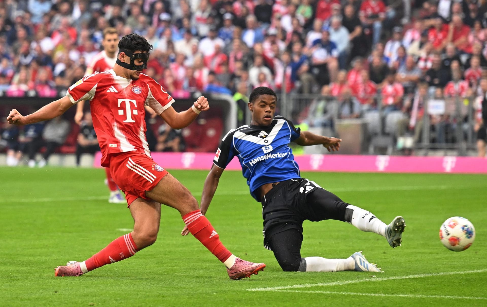 Aleksandar Pavlović: Spielte erneut mit Maske und rückte für Goretzka im Mittelfeld an die Seite von Kimmich. Traf sehenswert nach Doppelpass mit Kane zum 2:0. Auch ansonsten gut im Spiel. War immer anspielbar und lieferte viele kluge Pässe. Note 1