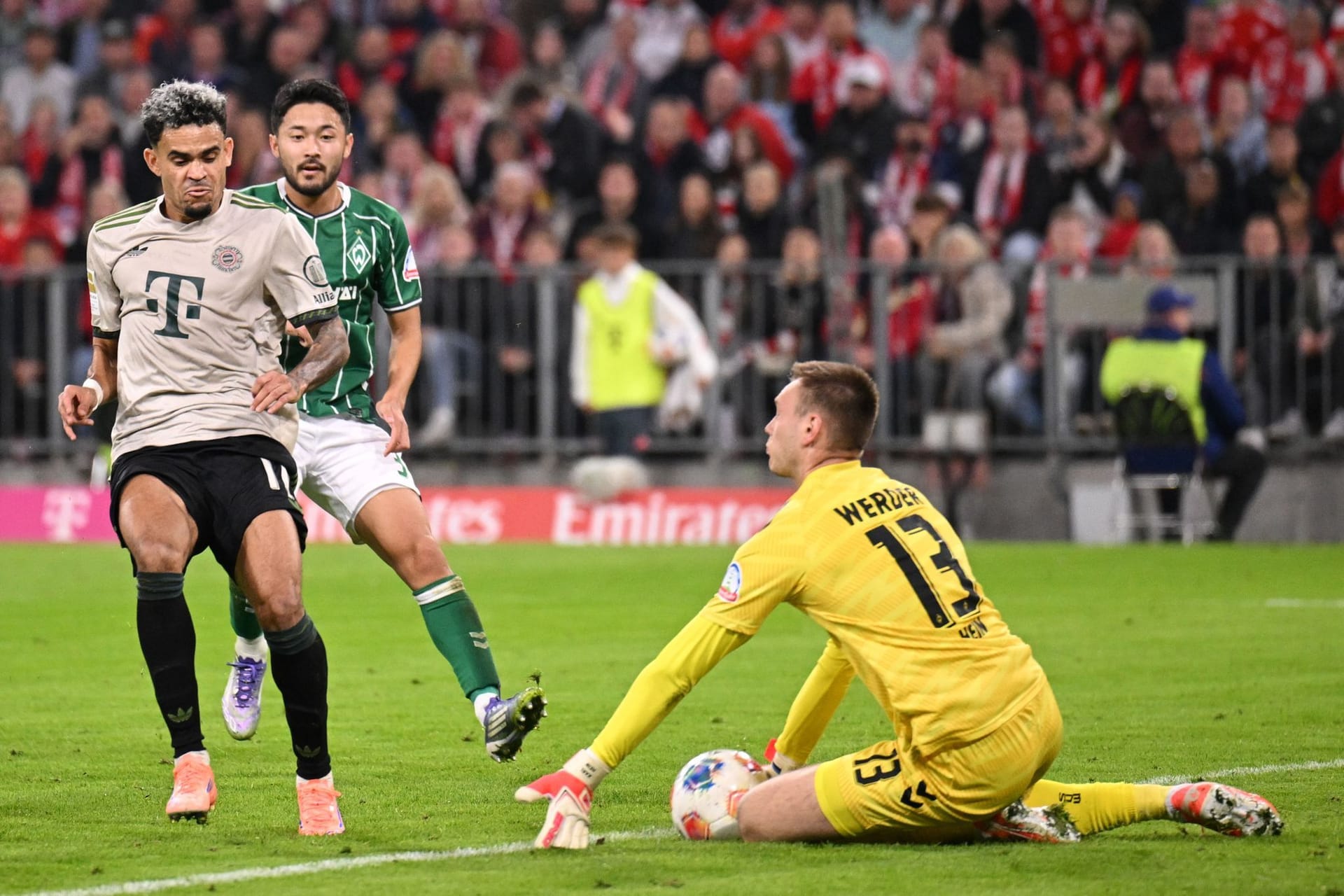 Luis Díaz: Fälschte Tahs Hackentorschuss noch entscheidend ab und sicherte sich so den Treffer zum 1:0. Schon sein 5. Tor im 8. Pflichtspiel. Bereitete das 3:0 stark für Kane vor. Und setzte Jackson noch gut in Szene (83.). Gute Leistung. Note 2