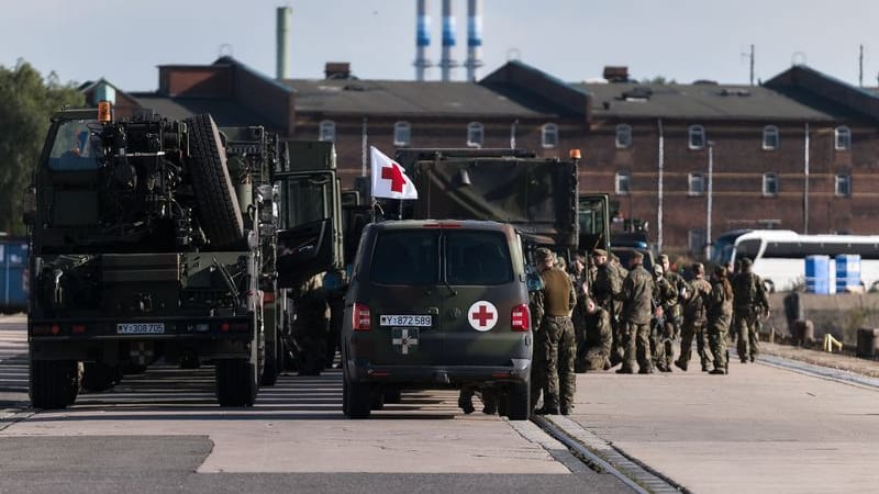 Bundeswehrsoldaten sind im Hamburger Hafen im Einsatz: Die Bundeswehr und mehrere zivile Behörden und Organisationen sind in ihre dreitägige Militärübung "Red Storm Bravo" gestartet. Bundeswehrsoldaten sind im Hamburger Hafen im Einsatz: Die Bundeswehr und mehrere zivile Behörden und Organisationen sind in ihre dreitägige Militärübung "Red Storm Bravo" gestartet.