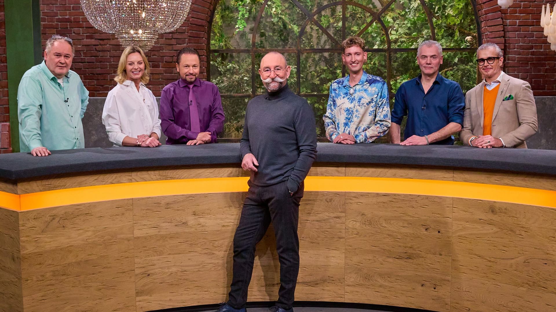 Das Team von "Bares für Rares": Die Händler Walter Lehnertz, Susanne Steiger, Wolfgang Pauritsch, Fabian Kahl, Christian Vechtel und Anaisio Guedes mit Moderator Horst Lichter in der Mitte. Das Team von "Bares für Rares": Die Händler Walter Lehnertz, Susanne Steiger, Wolfgang Pauritsch, Fabian Kahl, Christian Vechtel und Anaisio Guedes mit Moderator Horst Lichter in der Mitte.
