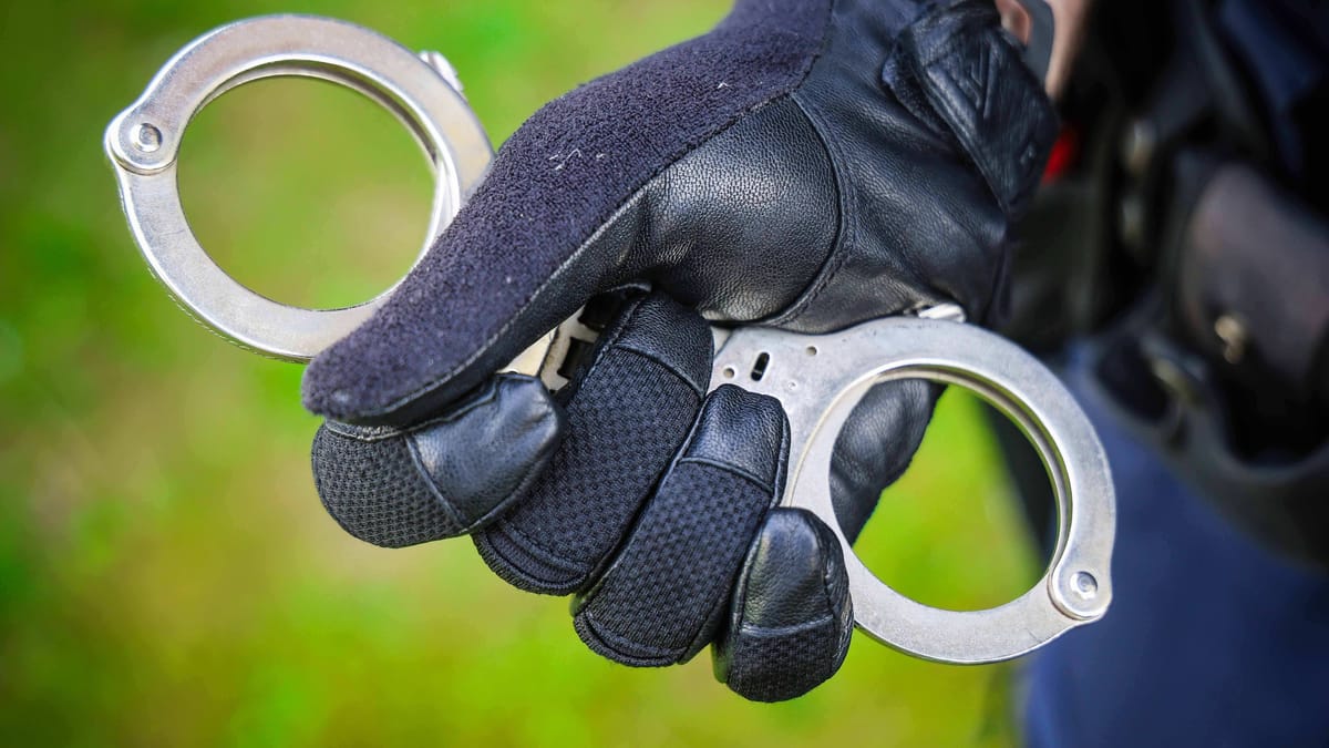 Düsseldorf: Frau sticht auf 17-Jährigen in Zentralbibliothek ein