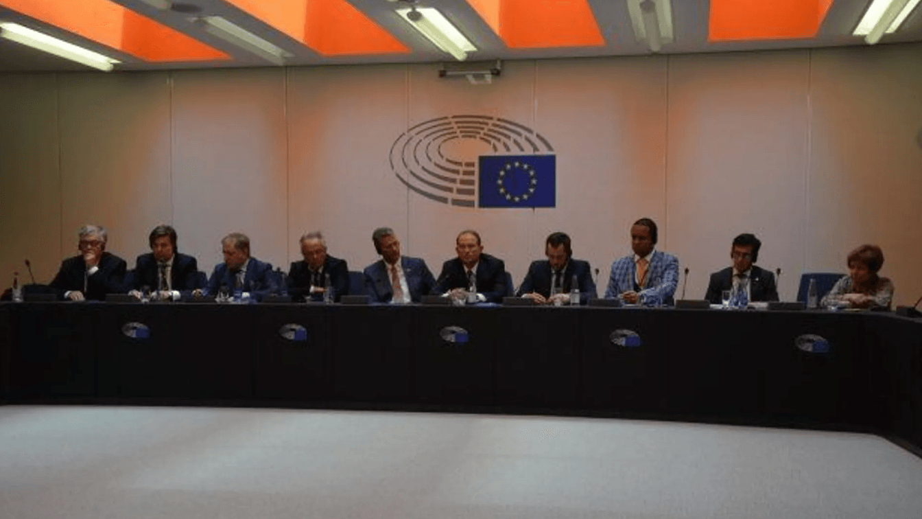 Konferenz in Straßburg: Voloshin (3.v.r) bestach Gill (5.v.r.) für die Ausrichtung. Krah nahm teil und lobbyierte fortan jahrelang für Medwedtschuk (6.v.r.). Konferenz in Straßburg: Voloshin (3.v.r) bestach Gill (5.v.r.) für die Ausrichtung. Krah nahm teil und lobbyierte fortan jahrelang für Medwedtschuk (6.v.r.).