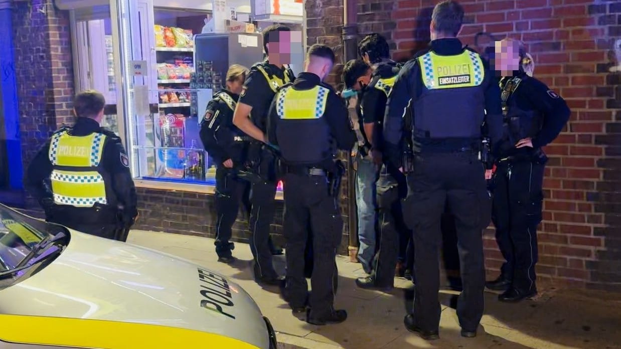 Polizisten stehen in Hamburg an einem Tatort: Die Beamten nahm einen Mann in Gewahrsam und brachte ihn zur Polizeiwache Harburg. Polizisten stehen in Hamburg an einem Tatort: Die Beamten nahm einen Mann in Gewahrsam und brachte ihn zur Polizeiwache Harburg.