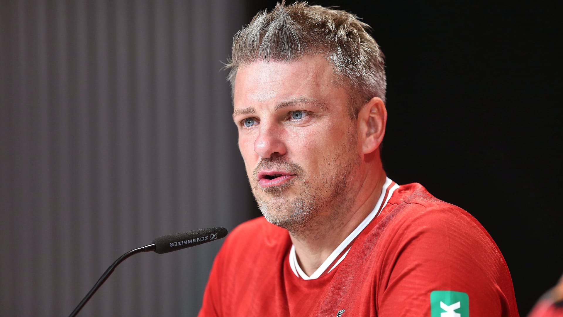 Kölns Lukas Kwasniok sah die Neuerung als nicht notwendig an, sollte ein wöchentlicher Rhythmus beibehalten werden. Kölns Lukas Kwasniok sah die Neuerung als nicht notwendig an, sollte ein wöchentlicher Rhythmus beibehalten werden.