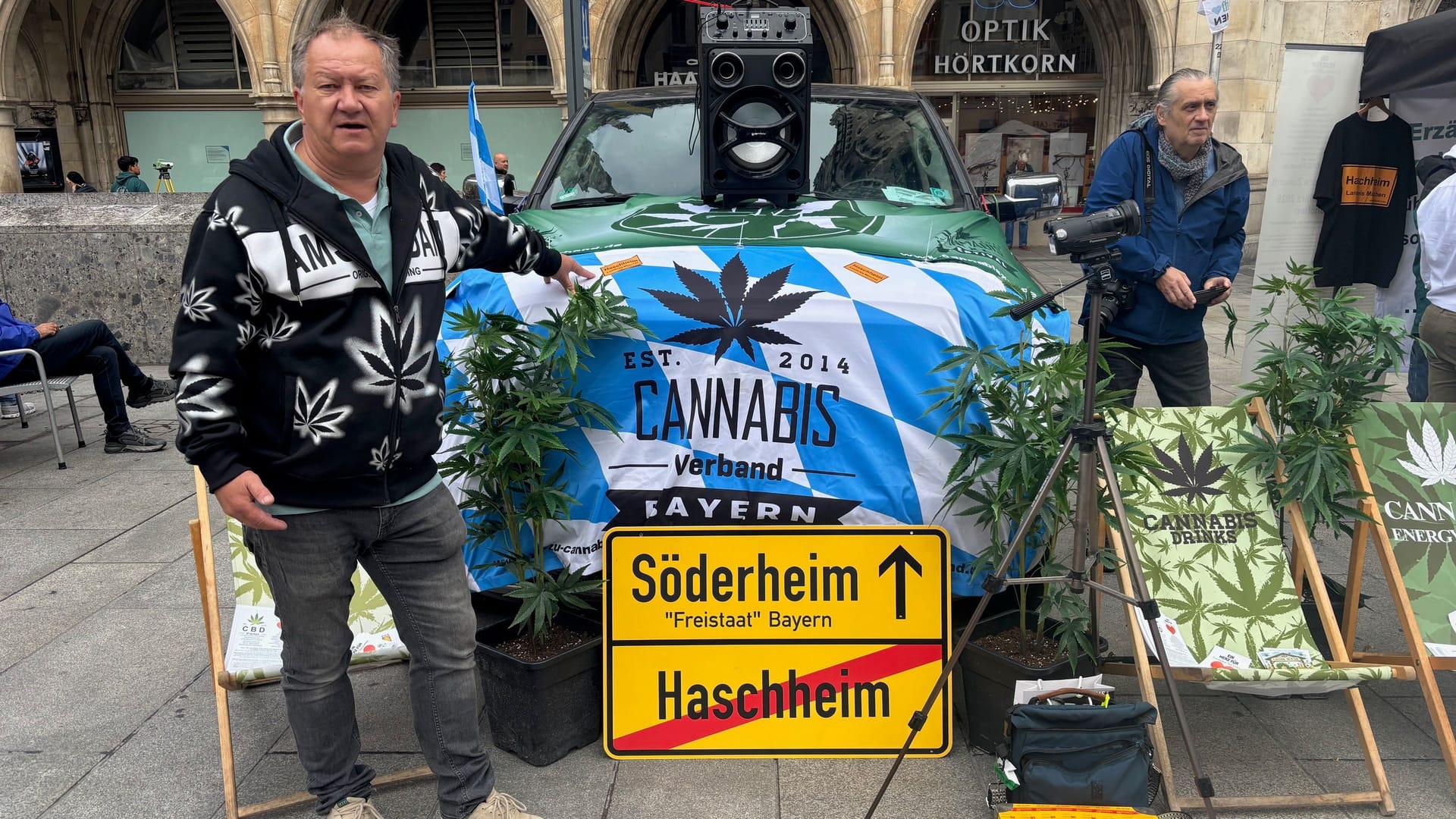 Wenzel Cerveny: Um es in den Münchner Stadtrat zu schaffen, setzt er auf Straßenwahlkampf. Wenzel Cerveny: Um es in den Münchner Stadtrat zu schaffen, setzt er auf Straßenwahlkampf.