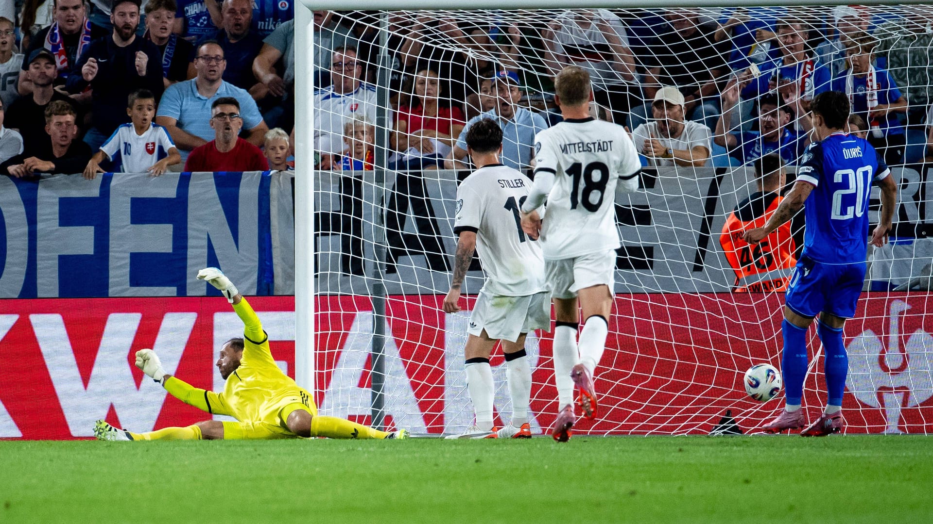 Das 0:1: DFB-Torwart Baumann (li.) ist geschlagen.