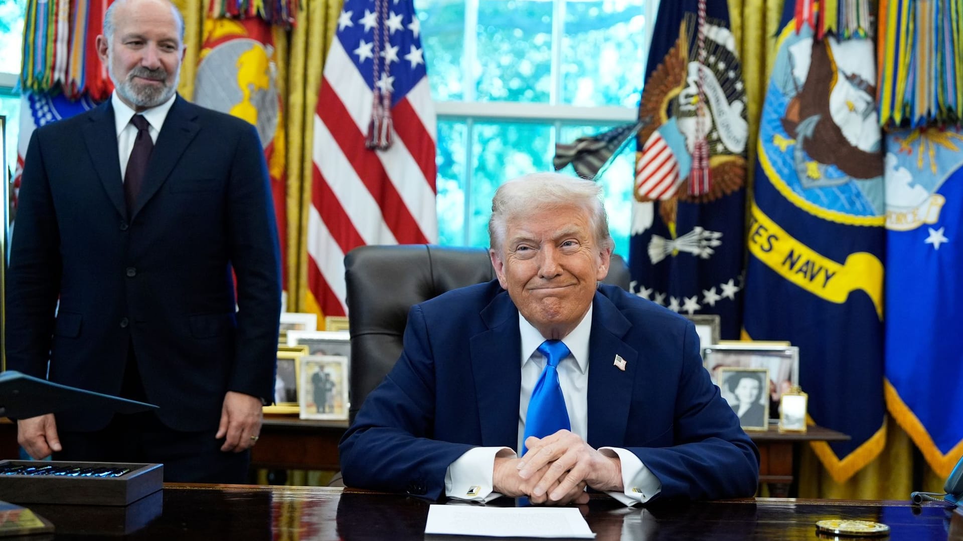 US-Präsident Donald Trump und Handelsminister Howard Lutnick (l) im Oval Office des Weißen Hauses.
