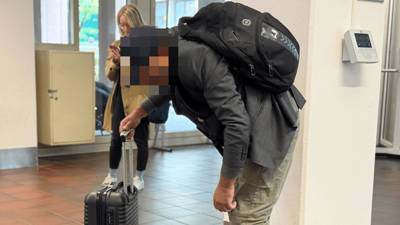 Der Besitzer mit seinem Koffer: Das Gepäckstück war harmlos. Der Besitzer mit seinem Koffer: Das Gepäckstück war harmlos.