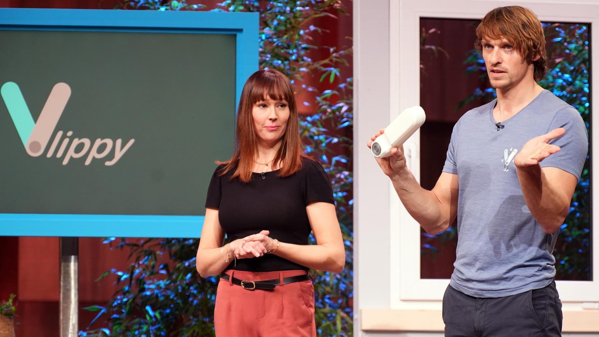 Die Vlippy-Gründer präsentieren ihre Erfindung in "Die Höhle der Löwen": Investor Ralf Dümmel schlug schließlich zu. Die Vlippy-Gründer präsentieren ihre Erfindung in "Die Höhle der Löwen": Investor Ralf Dümmel schlug schließlich zu.