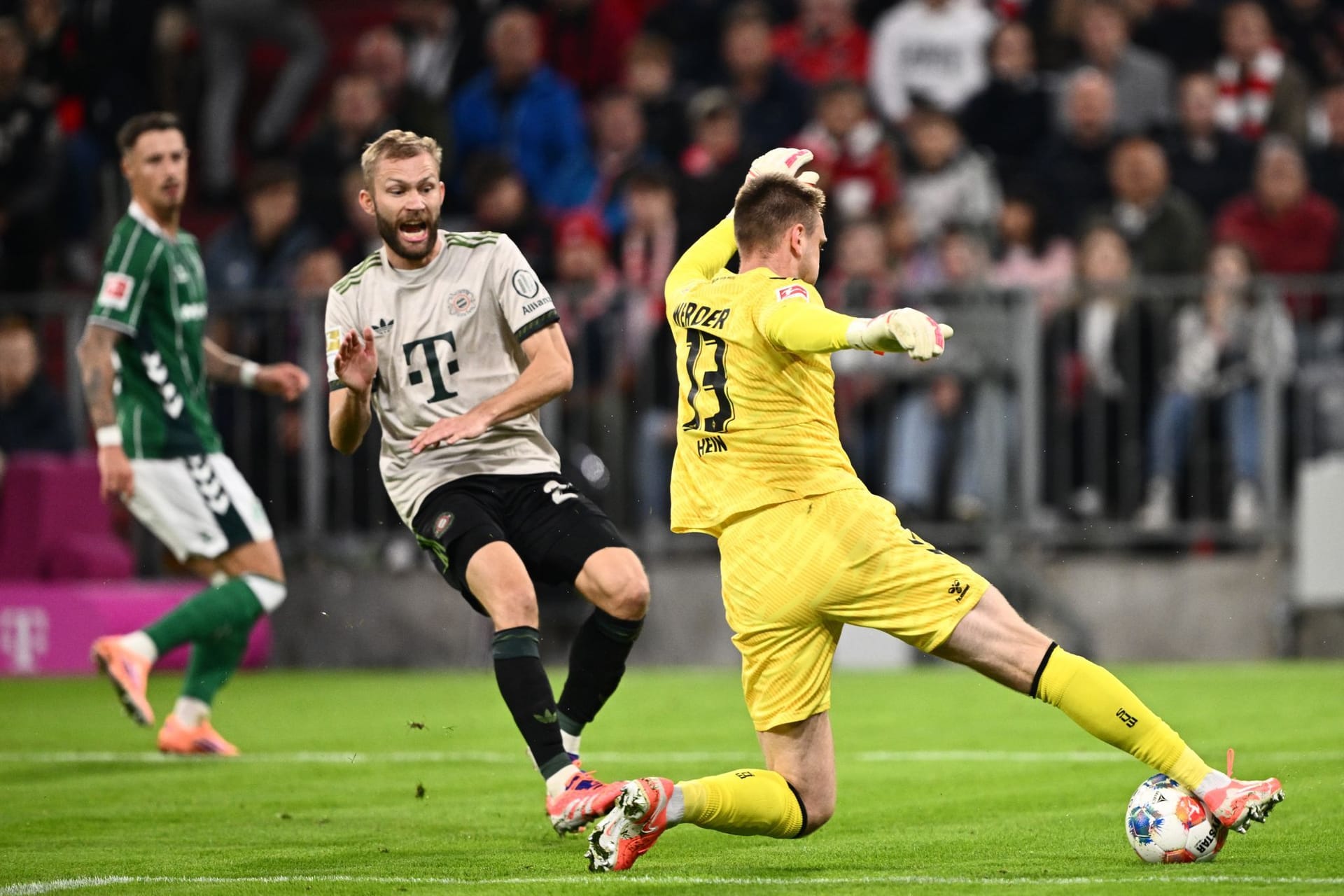 Konrad Laimer: Wichtig: Machte Upamecanos Abspielfehler wieder gut und holte den Ball zurück (36.). Lieferte erneut eine Topleistung ab. Und krönte die mit seinem Tor aus spitzem Winkel mit links zum 4:0. Note 2