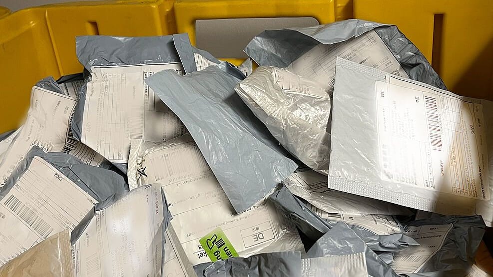 Beschlagnahmte Saatguttüten in der Post (Symbolfoto): Vor allem in Hessen werden diese Tüten verschickt. Beschlagnahmte Saatguttüten in der Post (Symbolfoto): Vor allem in Hessen werden diese Tüten verschickt.