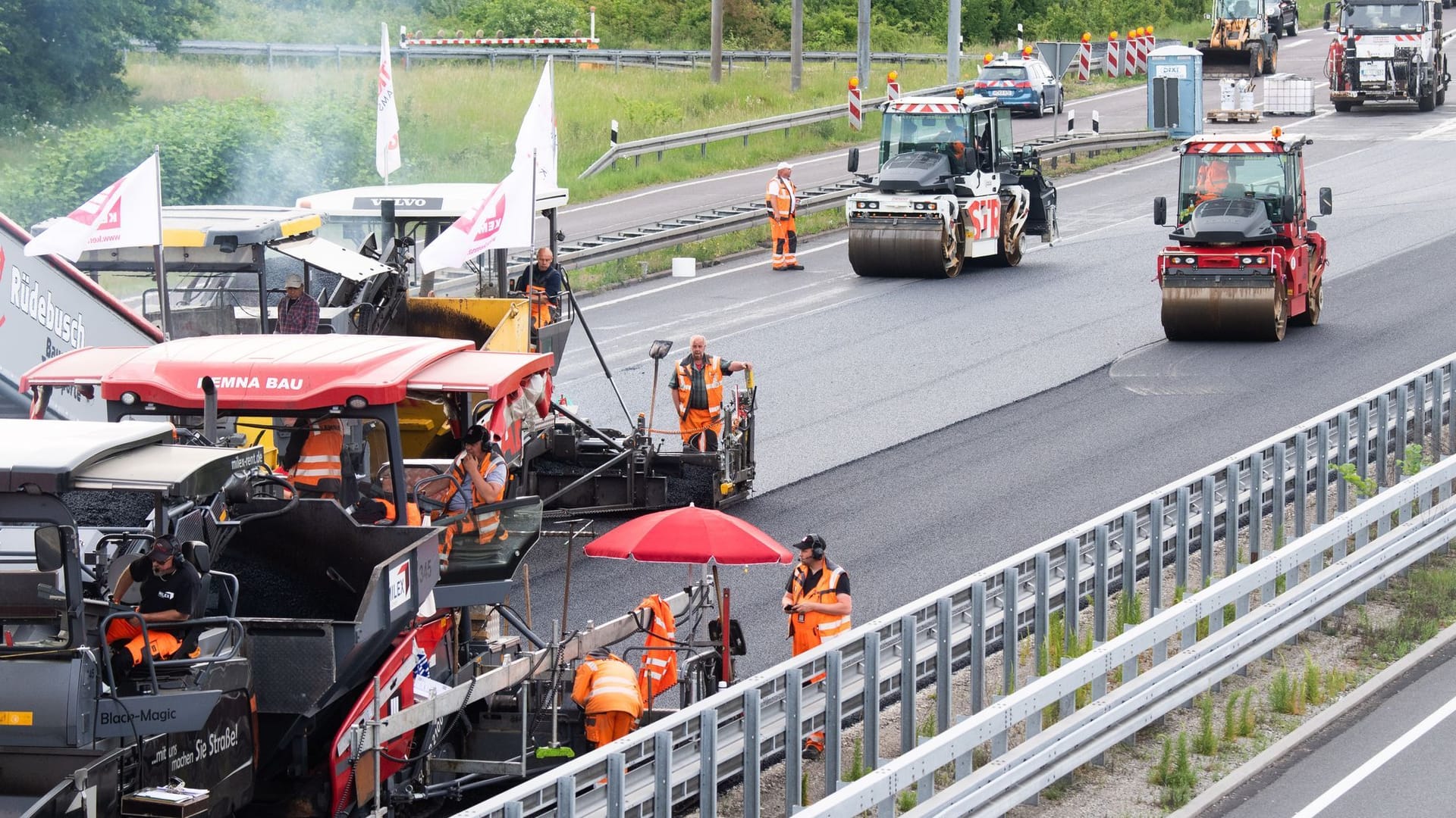 Bauarbeiten auf Autobahn: Fahrbahnerneuerung Bauarbeiten auf Autobahn: Fahrbahnerneuerung