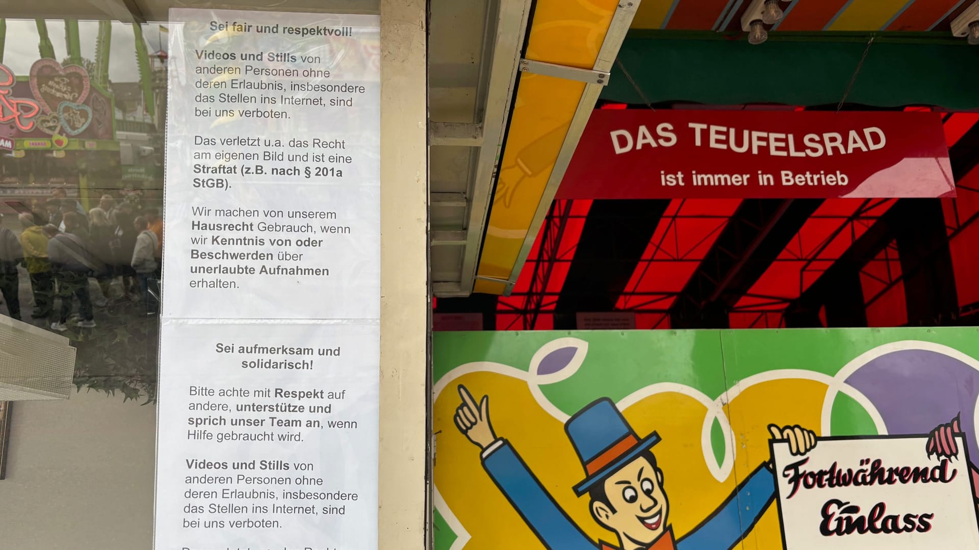 Schilder weisen links und rechts neben dem Kassenhaus darauf hin, dass Videos und Fotos verboten sind. Wer dagegen verstößt, macht sich strafbar. Schilder weisen links und rechts neben dem Kassenhaus darauf hin, dass Videos und Fotos verboten sind. Wer dagegen verstößt, macht sich strafbar.