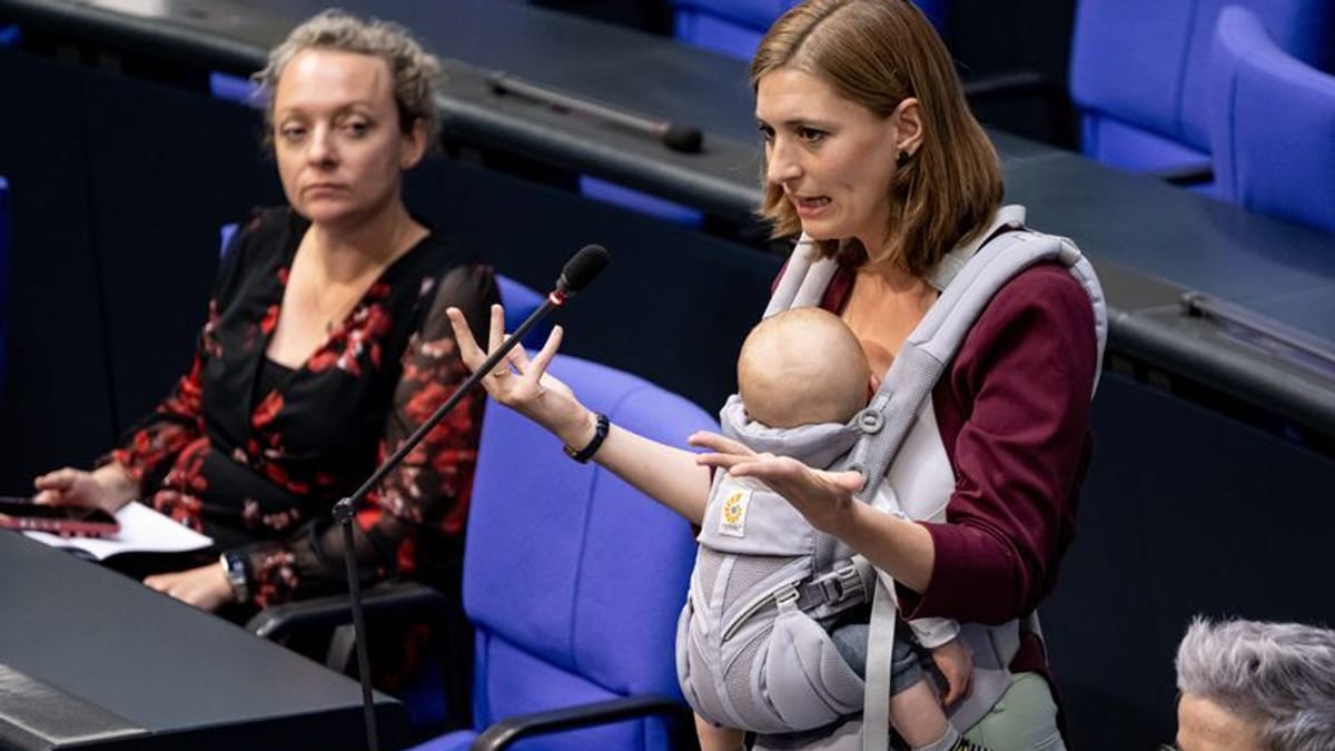 Berlin-Mitte: Grünen-Abgeordnete hält Bundestagsrede mit Baby