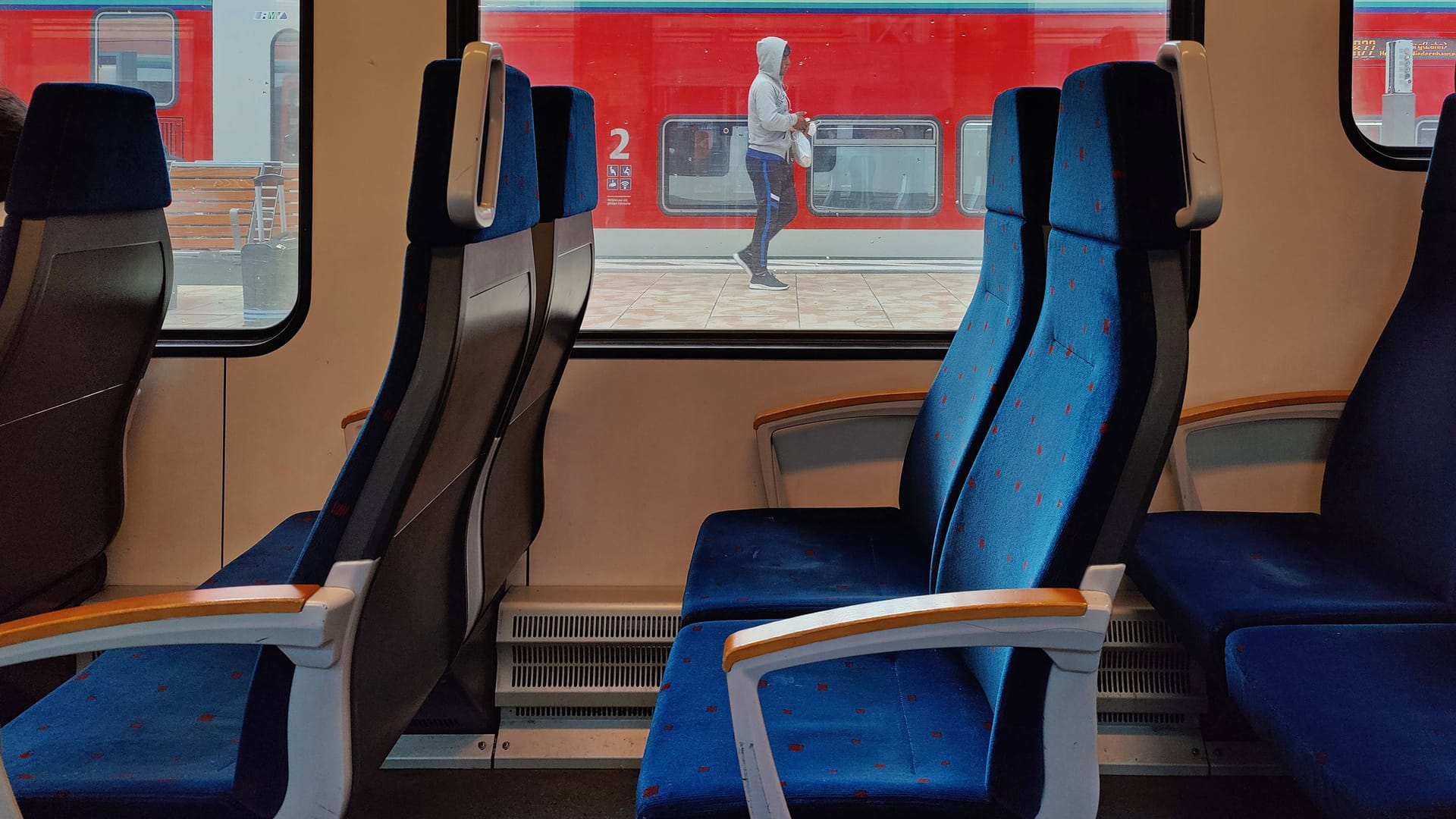 Blick in den Innenraum eines Regionalzugs (Symbolbild): Im Februar wurde eine Schülerin von einem 24-Jährigen vergewaltigt.