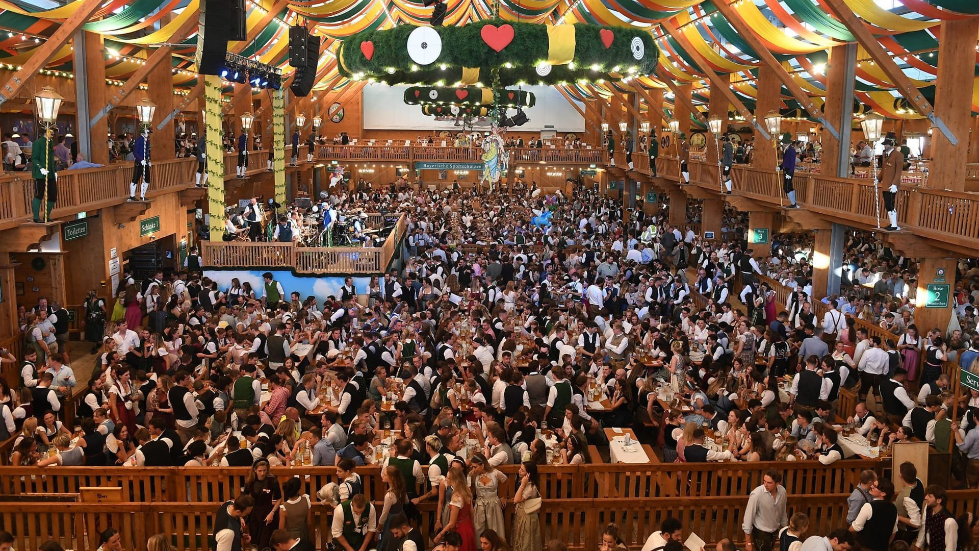 Ein Festzelt auf der Wiesn: Beim Oktoberfest hatten Polizei und Rettungsdienst schon am ersten Tag einiges zu tun. Ein Festzelt auf der Wiesn: Beim Oktoberfest hatten Polizei und Rettungsdienst schon am ersten Tag einiges zu tun.