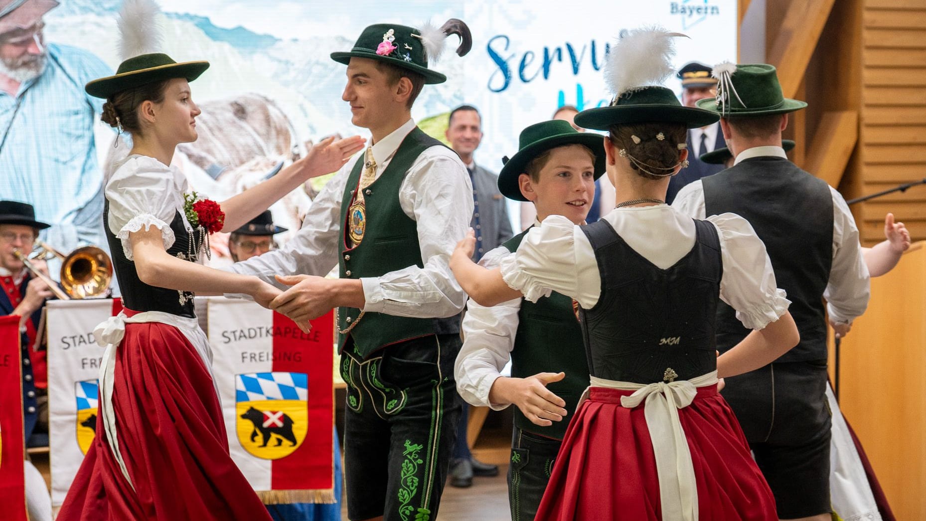 Tanzende Jugendliche in Tracht: Mit Volkstanz und Blasmusik läutet der Münchner Flughafen traditionell die Wiesn ein. Tanzende Jugendliche in Tracht: Mit Volkstanz und Blasmusik läutet der Münchner Flughafen traditionell die Wiesn ein.